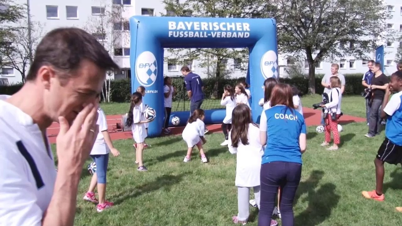 Mädchen schießt Lehmann in die Eier!