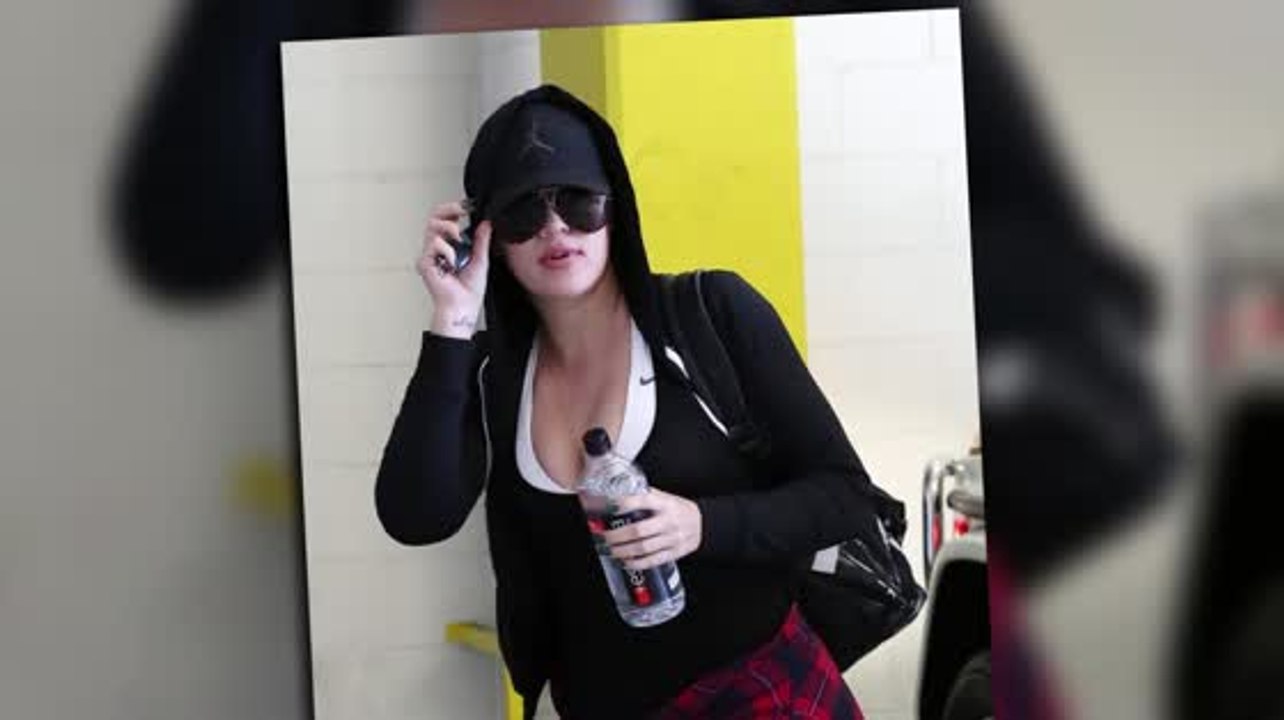 Der frische Single Khloe Kardashian tobt sich im Fitnessstudio aus