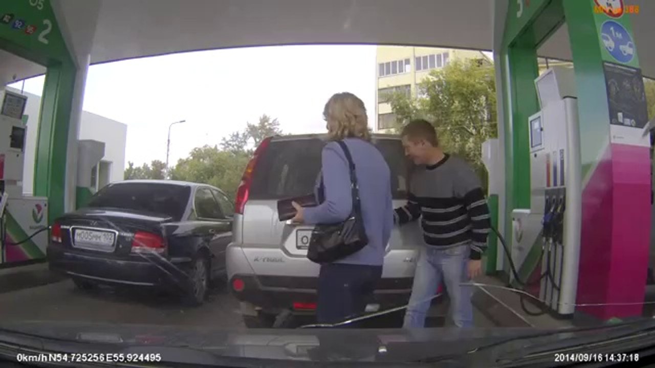 femme se trompe de voiture à une pompe à essence