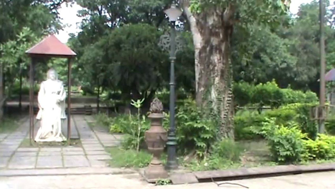 Statue in Lal Bagh Park Indore SKMClasses Subhashish Sir IIT JEE South Bangalore