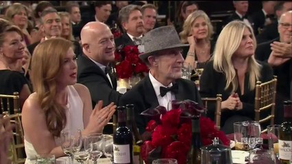 Sacha Baron Cohen mata apresentadora e aceita prêmio