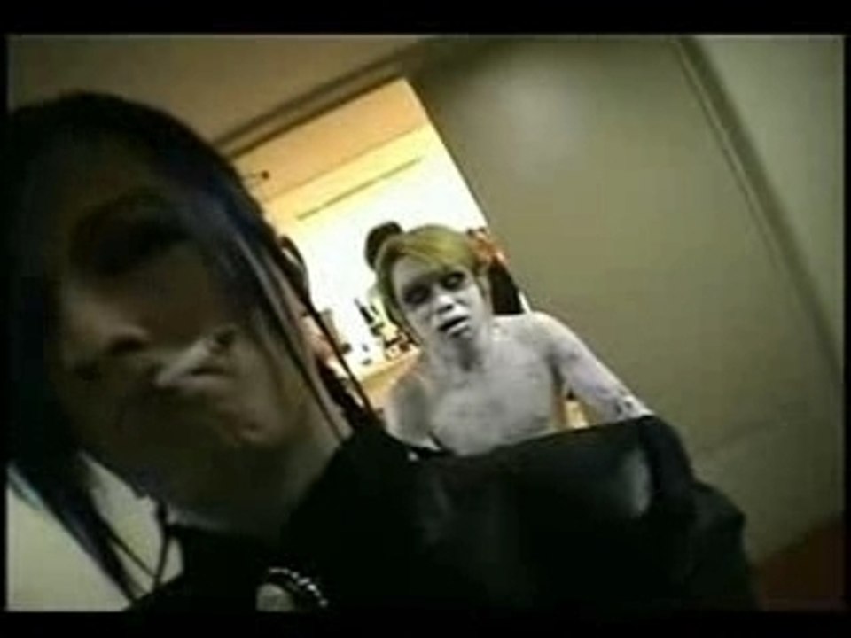 Kyo's freaky body paint