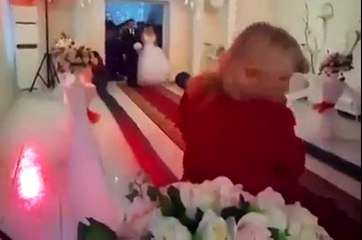 Gelin ile damat salona girerken açan çiçekler muhteşem!