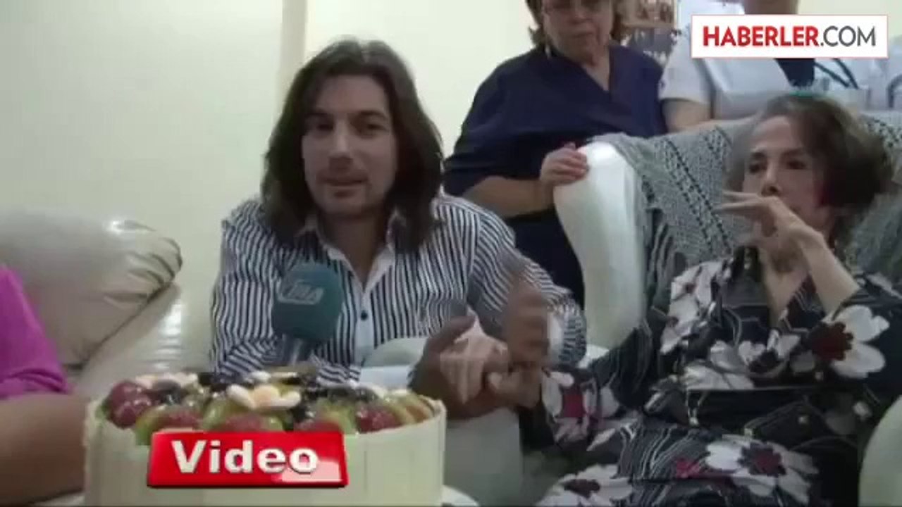 Ünlü Sanatçıya Polislerden Sürpriz Doğum Günü