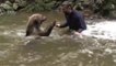 Cet homme s'est lié d'amitié avec un ours brun sauvage et se baigne régulièrement avec !