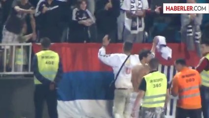 Danko Lazovic, Sahaya Giren Taraftara Formasını Verdi