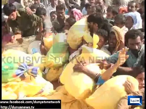 Dunya News - Flood affectees storm trucks containing relief goods in presence of Abid Sher Ali