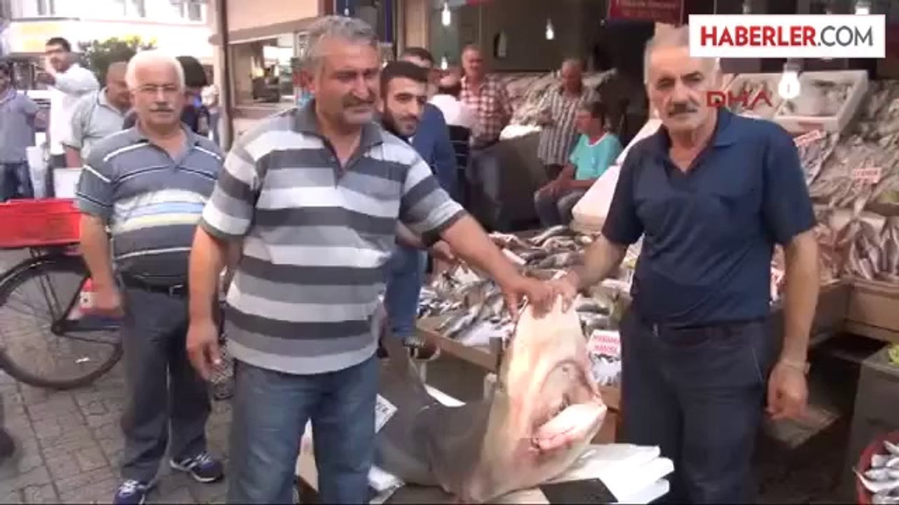 Adana'nın Karataş İlçesi'nde Av İçin Denize Açılan Balıkçı Selahattin Kaya, 2.5 Metre Uzunluğunda,...