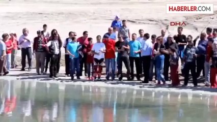 Motosikletçi ve Paraşütçüler Burdur Gölü'ne Su Döktü