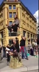 Sokak sanatçılarının hayrete düşüren yoga gösterisi