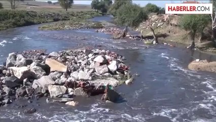 Bir bölümü çöken köprü ulaşıma kapandı -