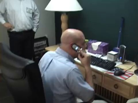 Effrayant : ils déposent une énorme araignée sur un de leurs collègues