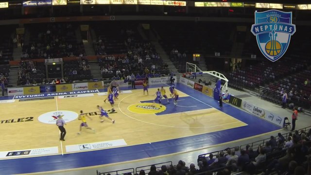 Mire Chatman envoie le match en prolongation sur un tir au buzzer de sa propre ligne à trois points