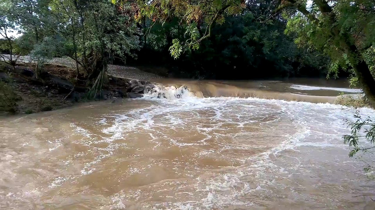 Rivière l'Alzon en crue près de Saint-Christol les Alès (Gard)