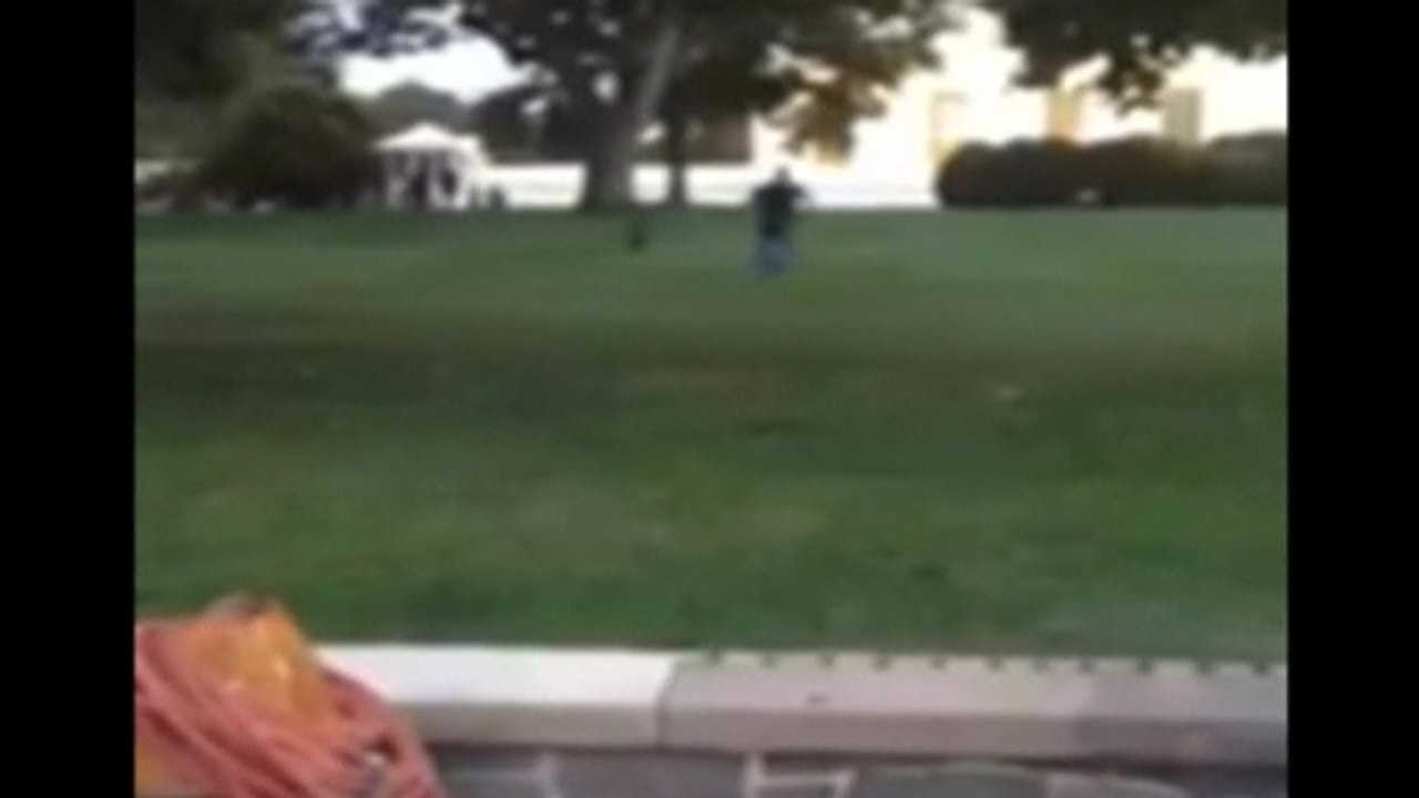 Man jumps White House fence, reaches doors