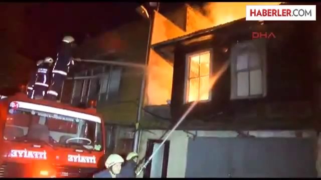 Fatih'te İki Katlı Ahşap Bina Alev Alev Yandı