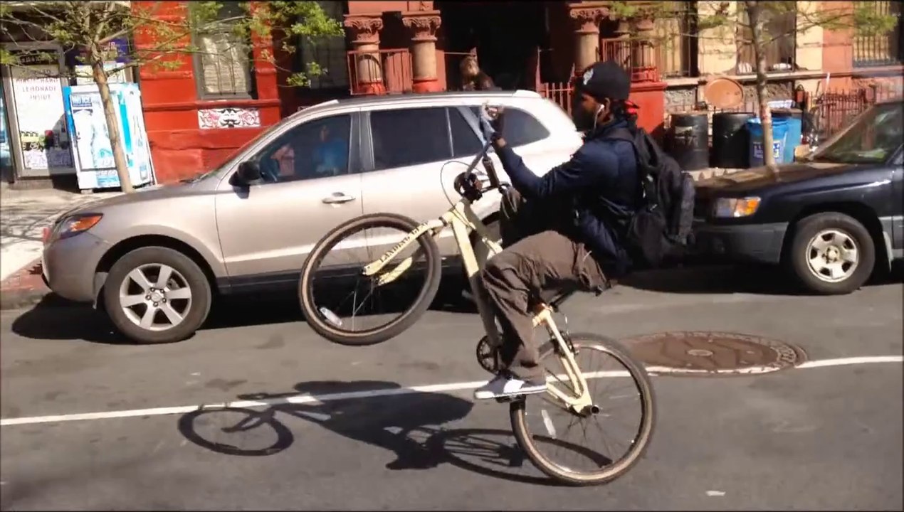 Eviter des voitures en wheeling avec un BMX