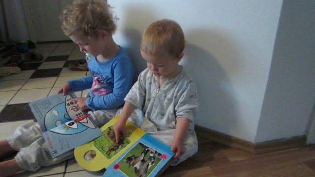 Lilja et Lukas lisent en pyjama