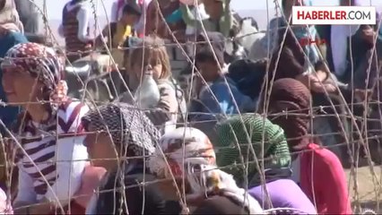 Asker Sınırda Sığınmacıların Yardımına Koşuyor