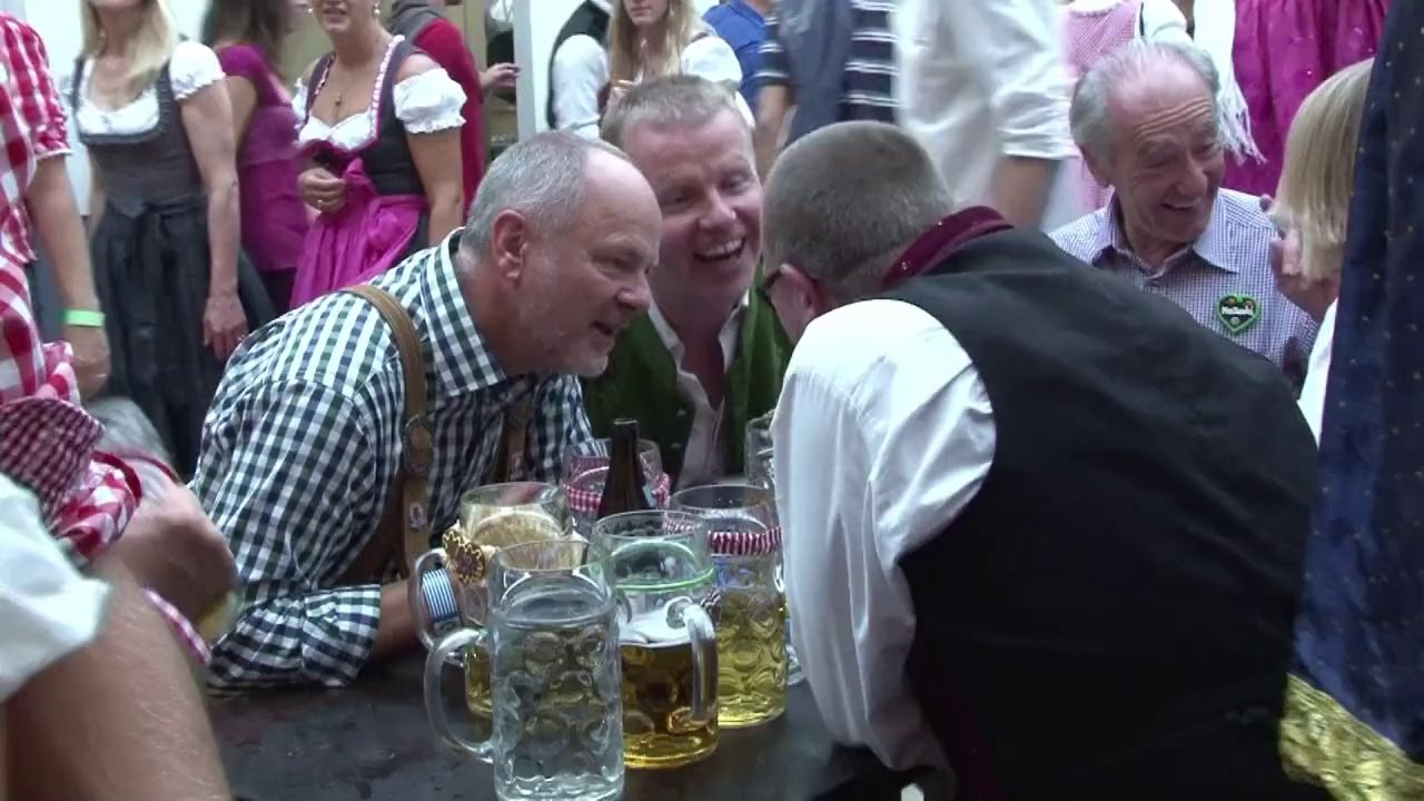 Dirndl, bier und gute laune auf dem oktoberfest