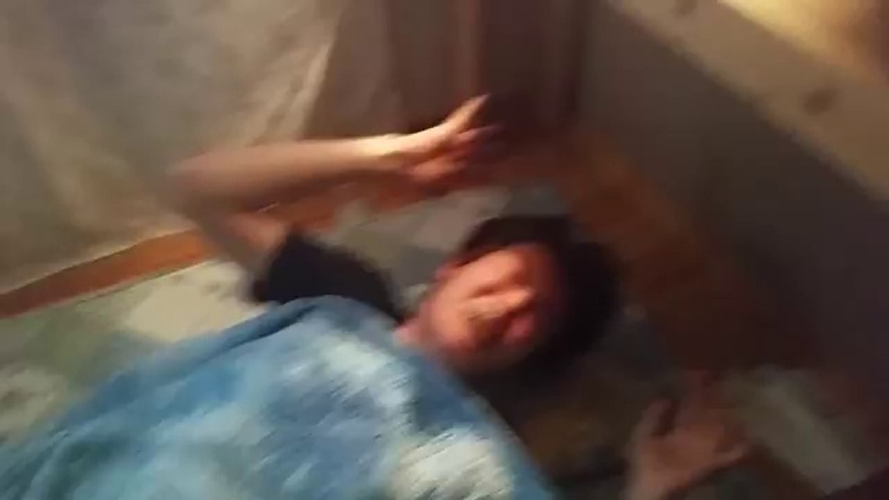 Il piège son ami en lui mettant du wasabi dans la bouche pendant son sommeil !