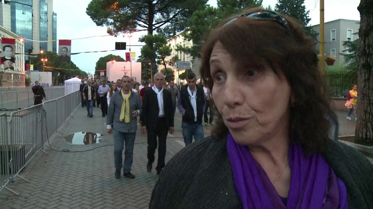 Muslims and Christians throng Albania streets to greet Pope