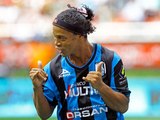 Após pênalti bizarro, Ronaldinho desencanta pelo Querétaro