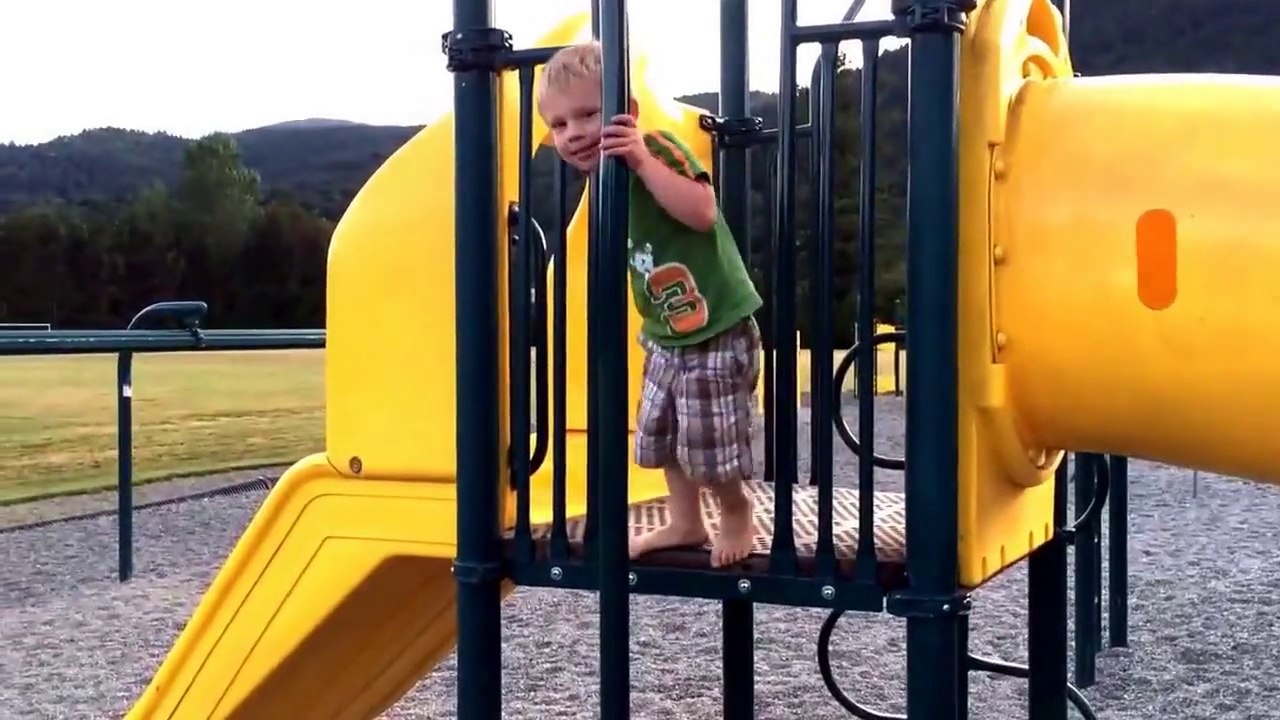 Un enfant tombe du haut d'une barre de pompier mais ne pleure pas! Costaud!
