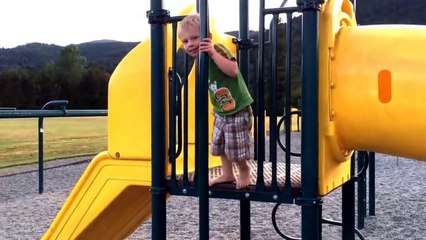 Un enfant tombe du haut d'une barre de pompier mais ne pleure pas! Costaud!