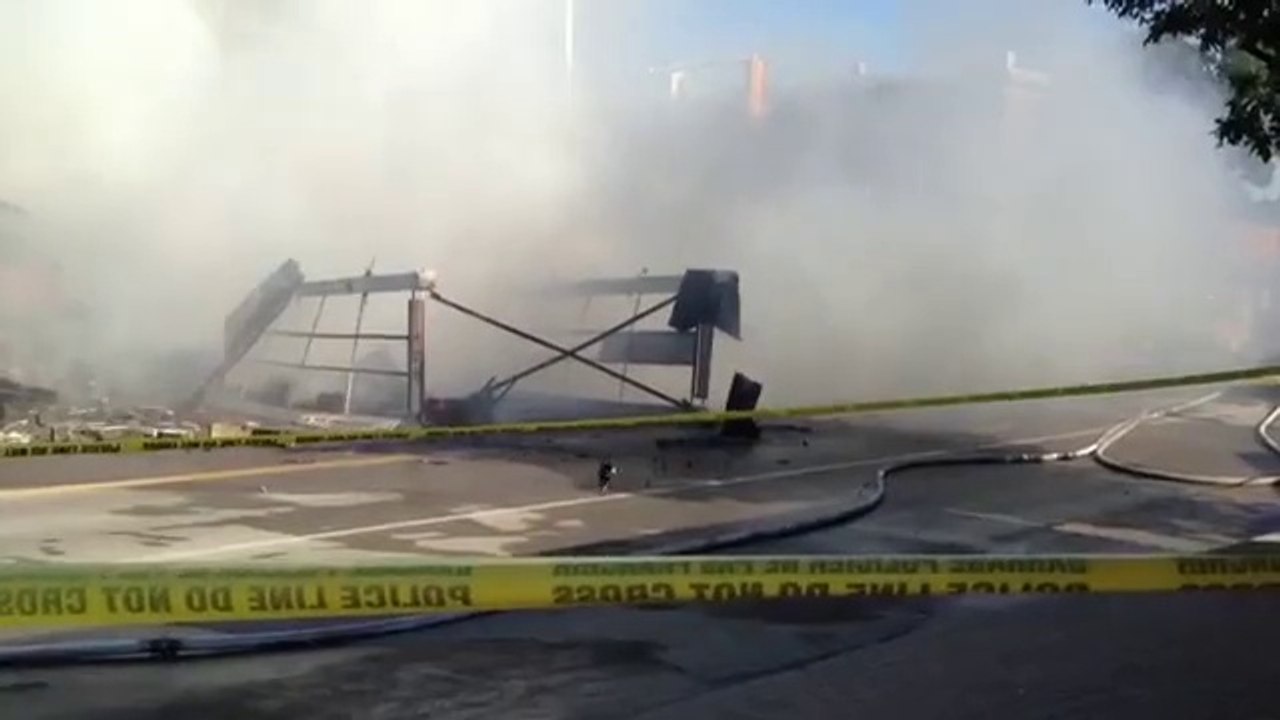 Un chat survie à la chute d'un bâtiment en cours de démolition! Dingue...
