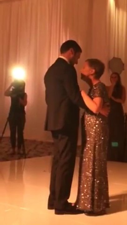 Dernière danse d'une maman malade avec son fils lors de son mariage. tellement émouvant!