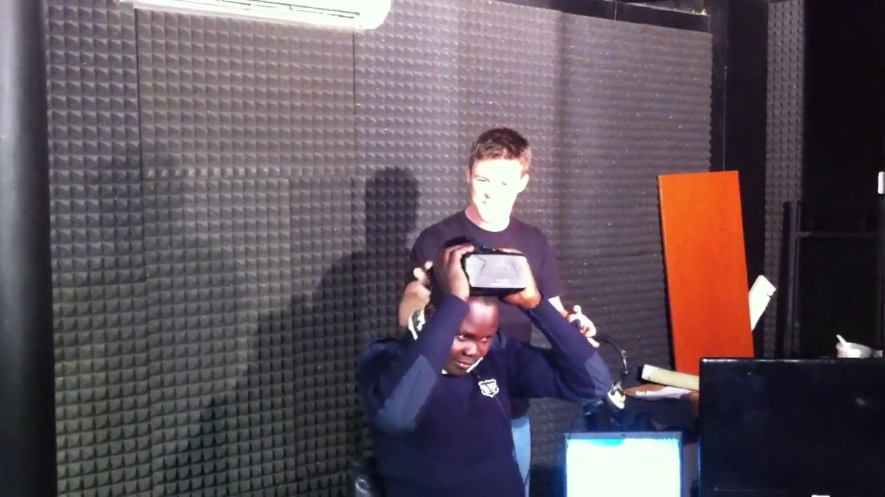 Amazing reaction to Oculus Rift DK2 - the security guard falls from his chair!