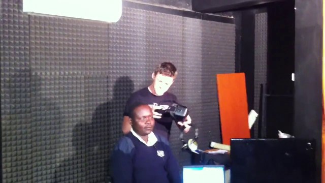 Il teste l'Oculus Rift DK2 (réalité virtuelle) et tombe de sa chaise - Réaction énorme!