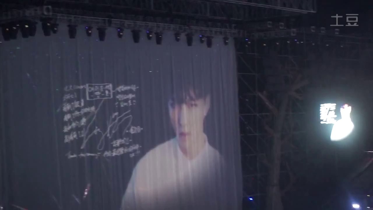 [Fancam] 140920 EXO - Childhood Photos VCR Full @ The Lost Planet Concert in Beijing