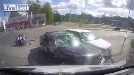 Kuş Gibi Arabanın Üzerine Konup Ölümden Dönen Motorcu