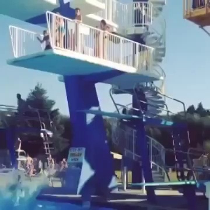 Elle tombe du tremplin de la piscine