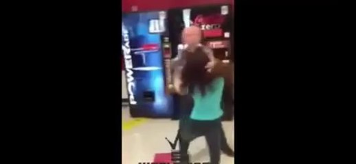 Un CPE sépare deux filles avec une petite prise de catch