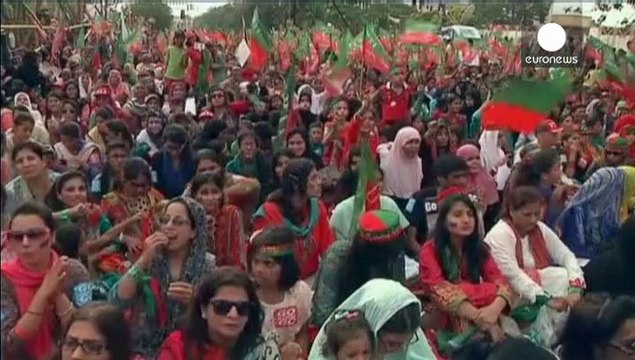 Imran Khan congrega una multitud en Karachi para pedir la dimisión del Primer ministro Nawaz Sharif
