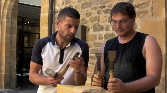 Démonstration de taille de pierre aux fêtes du patrimoine 2014