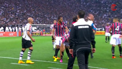 Cartão vermelho! Fábio Santos dá carrinho e é expulso