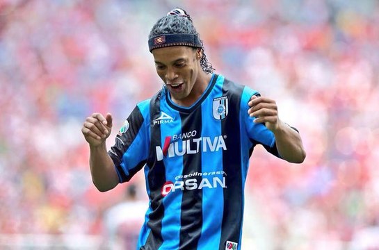 Ronaldinho régale avec un but et une passe décisive magnifique !