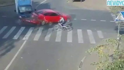 1 sn'de ölüme 2 çelme atan Bisikletli