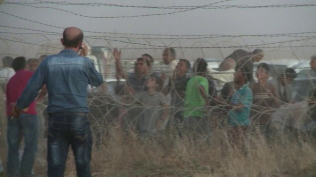 En Syrie, l'exode des Kurdes vers la Turquie