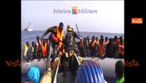22-09-14 MARE NOSTRUM 590 MIGRANTI RECUPERATI NEL WEEKEND IMMAGINI w00_54