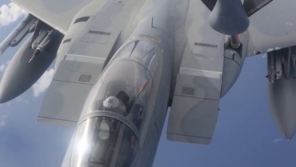 Dunya News - F-15 fighter jets refuel midair