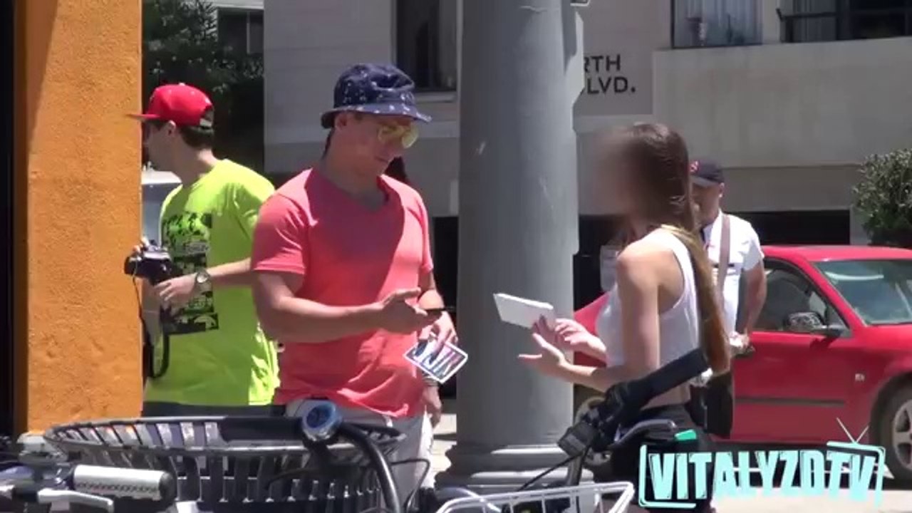 Un mec drague une fille avec et sans acné: découvrez sa réaction