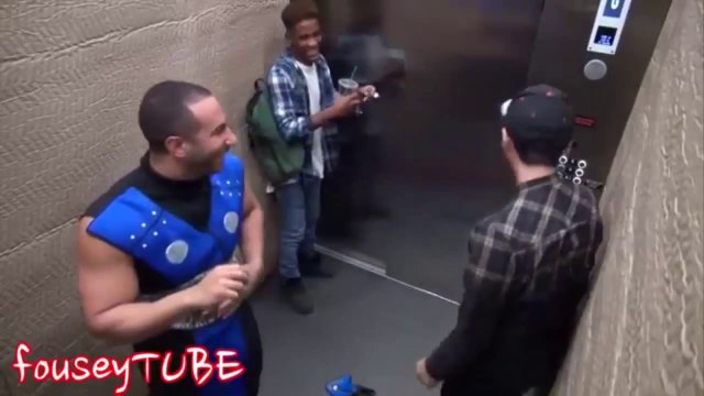 Sub-Zero de Mortal Kombat sème la terreur dans les ascenseurs