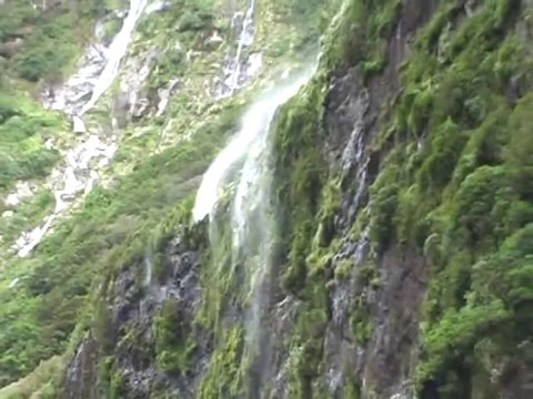 la cascade qui n'arrive pas à tomber