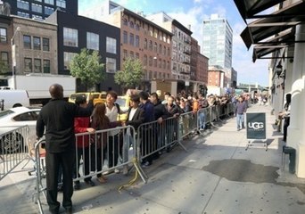 Huge Line for iPhone 6 Stretches Through Manhattan