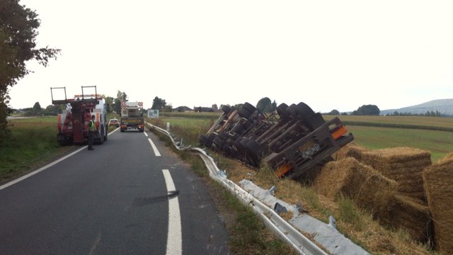 Un camion couché sur la route